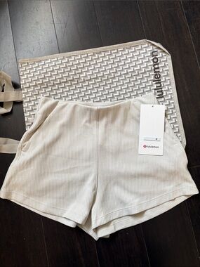 LULULEMON RIBBED SOFTSTREME HR SHORTS 2” in BONE SZ 4,10 NWT